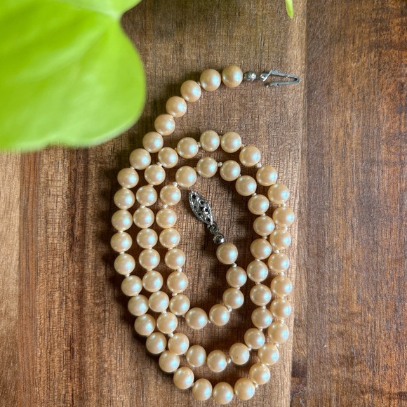 Jewelry - ⭐️Elegant Cream Pearl Necklace -VERY PRETTY